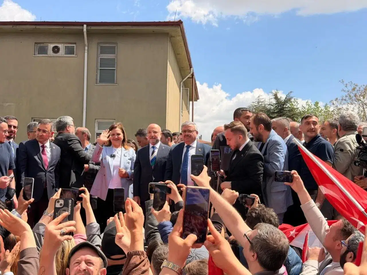 CHP’den AK Parti’ye katılan Afyonkarahisar Belediye Başkanı Köksal: “Afyonkarahisar’a hizmet edeceğim”