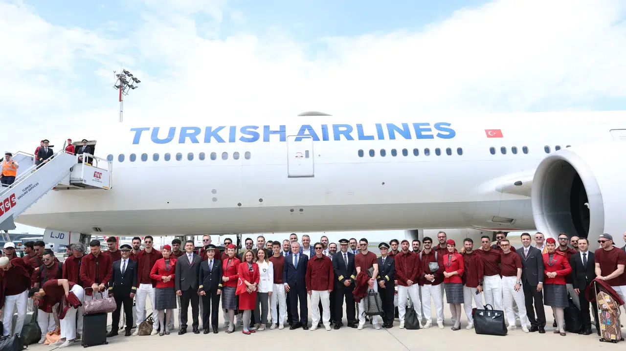 Bakan Bak, A Milli Takım’ı Dünya Kupası yolculuğuna uğurladı