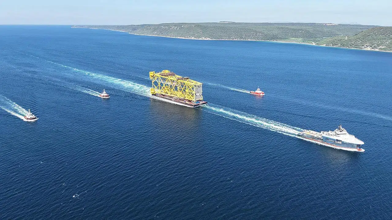 350 metrelik sondaj platformu iskelesi Çanakkale Boğazı’ndan geçti