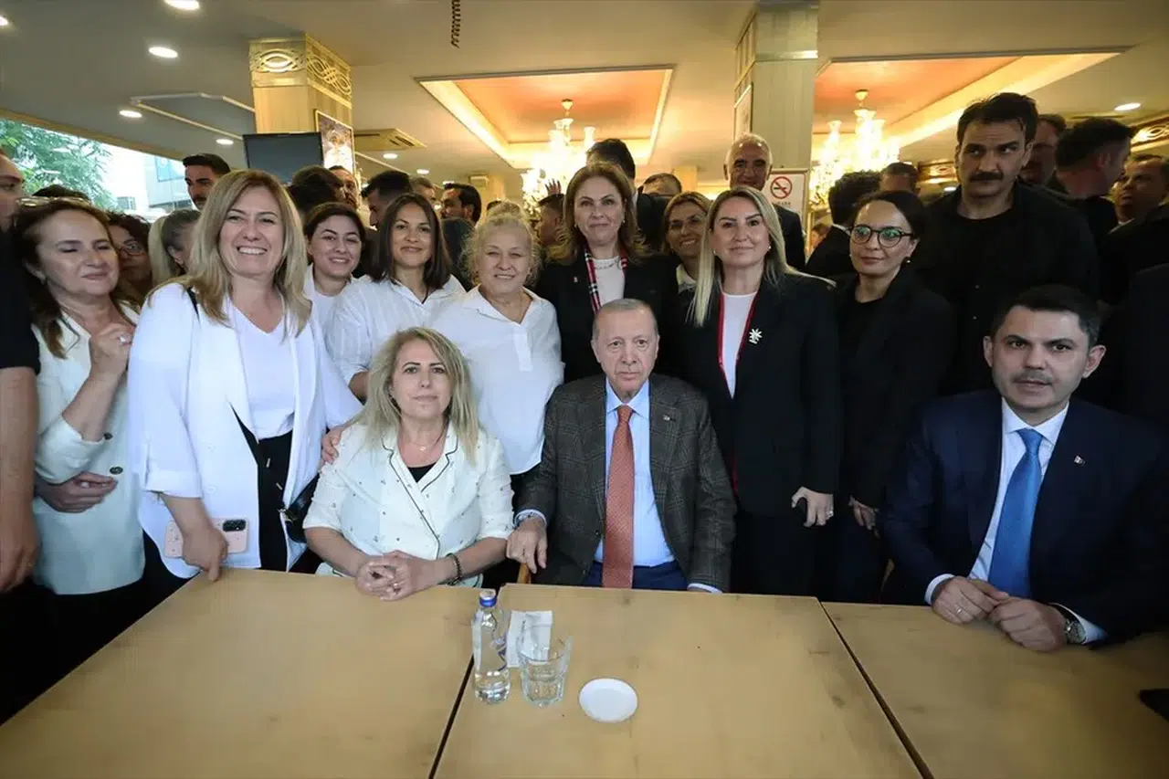 Cumhurbaşkanı Erdoğan, Edirne’de vatandaşlarla kafede buluştu