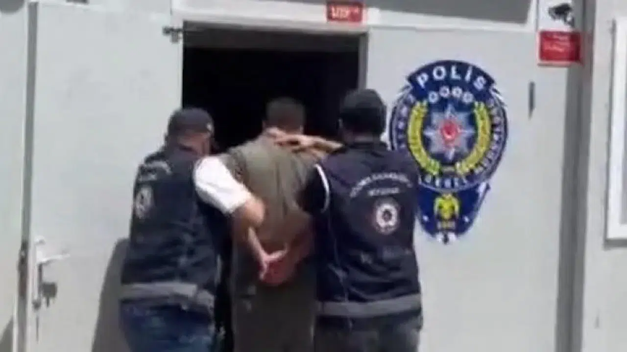 Interpol’ün kırmızı bültenle aradığı İranlı İstanbul Havalimanı’nda yakalandı