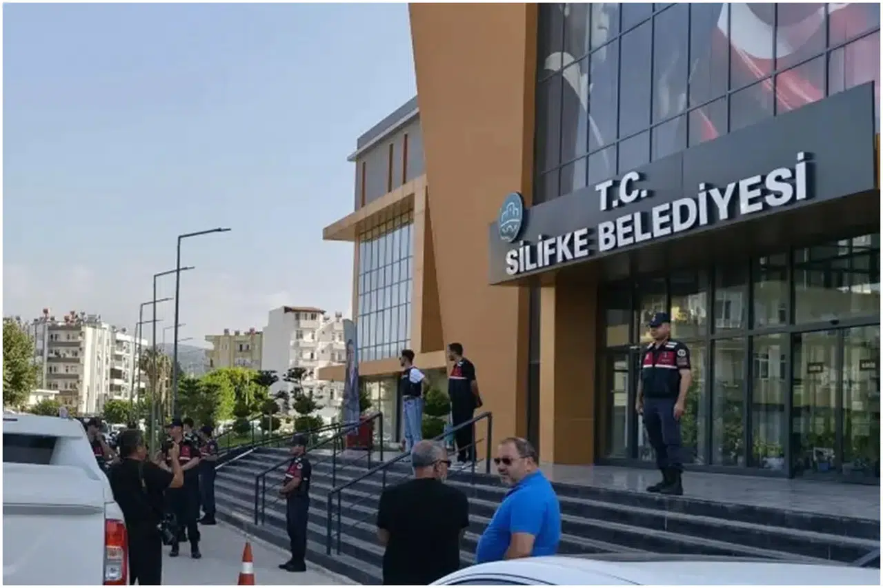 CHP'li Silifke Belediyesine operasyon düzenlendi