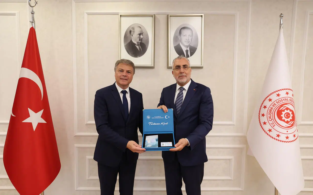 Bakan Işıkhan, Renault Group Türkiye CEO'su Jaillet'ye Turkuaz Kart takdim etti