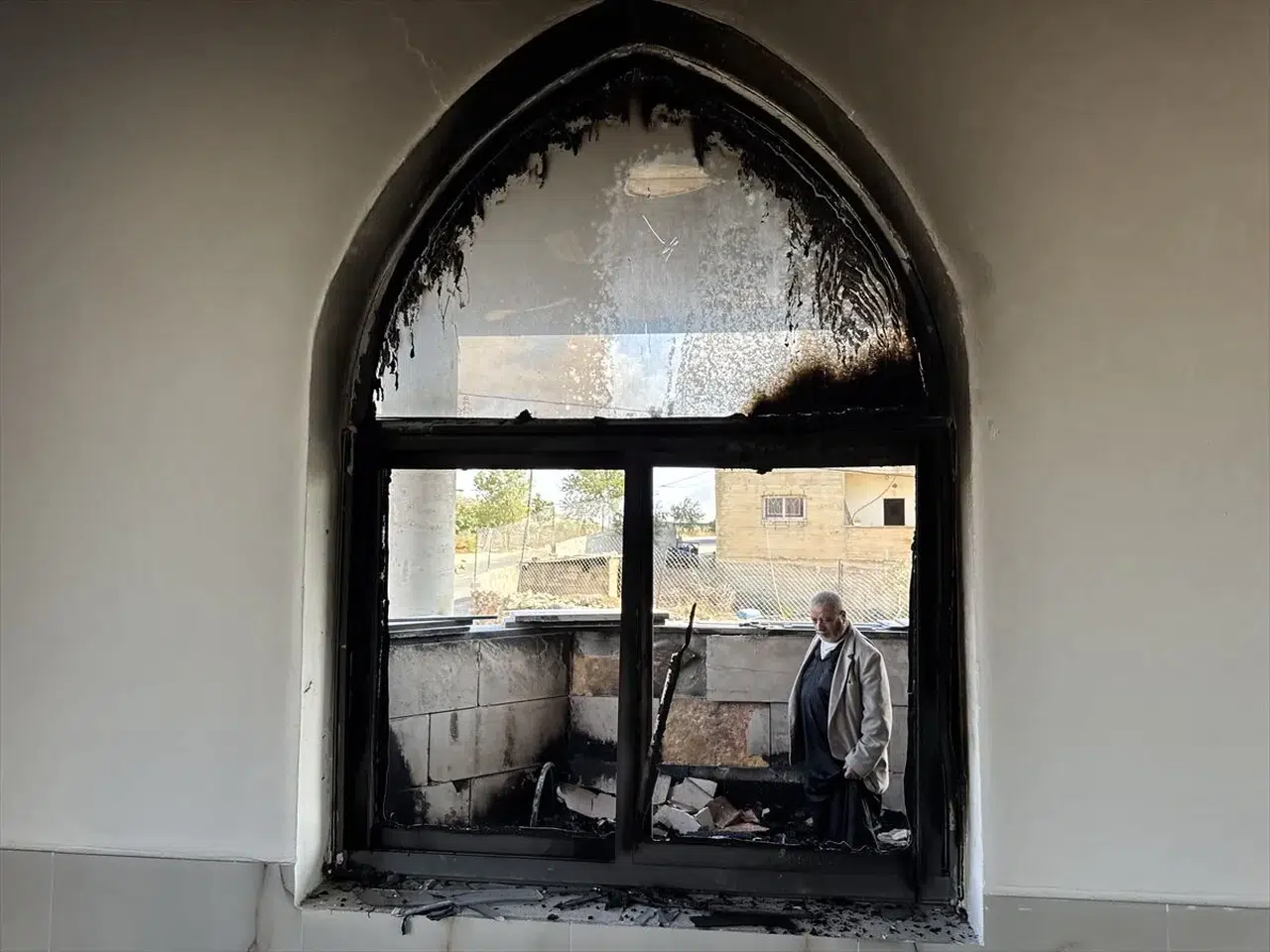Batı Şeria’da camiye saldırı: Kundaklanan ibadethaneye ırkçı sloganlar yazıldı