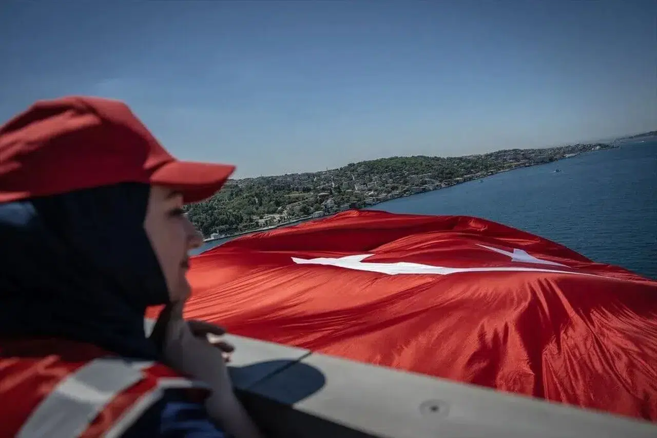 İstanbul Boğazı’ndaki köprüler, 15 Temmuz’un 10. yılında Türk bayraklarıyla donatıldı