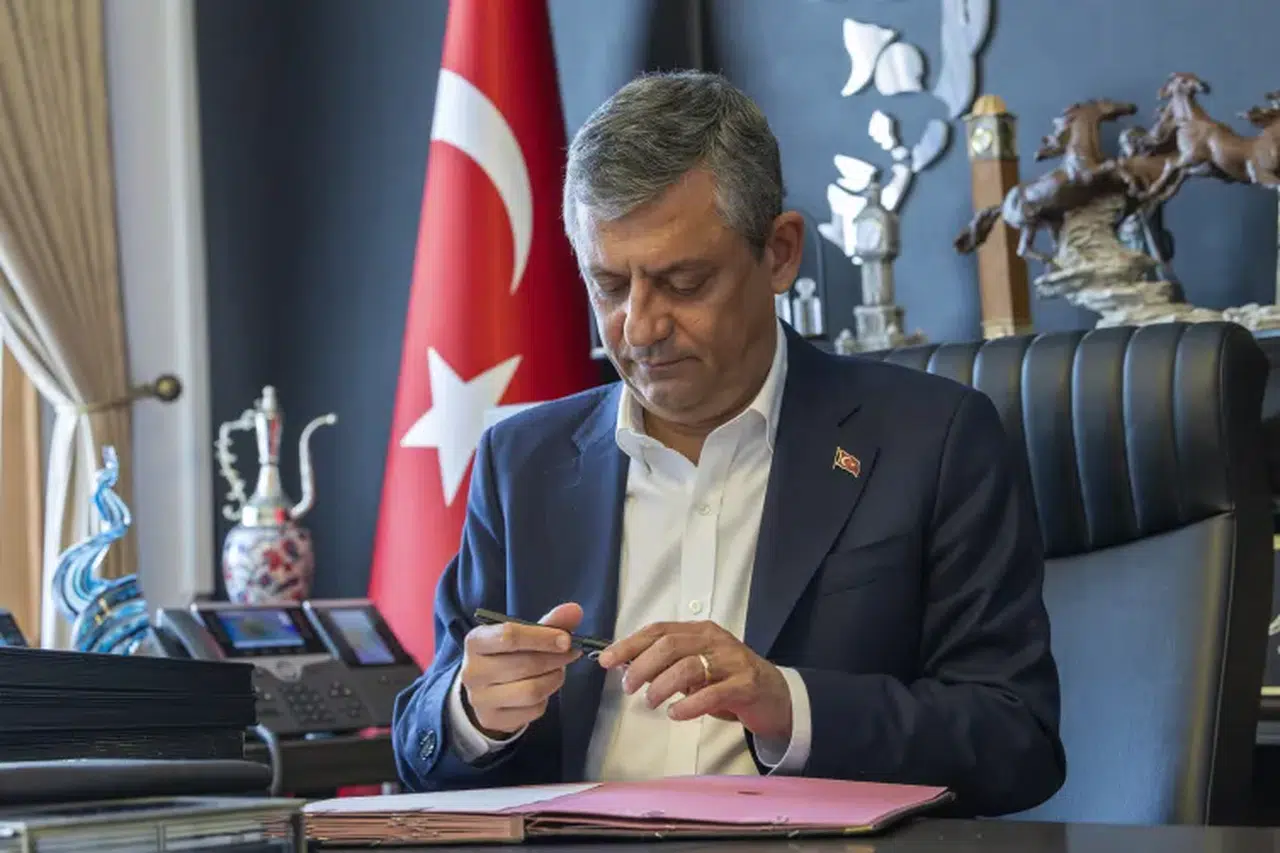 Özgür Özel ve 90 vekil CHP’den istifa etti
