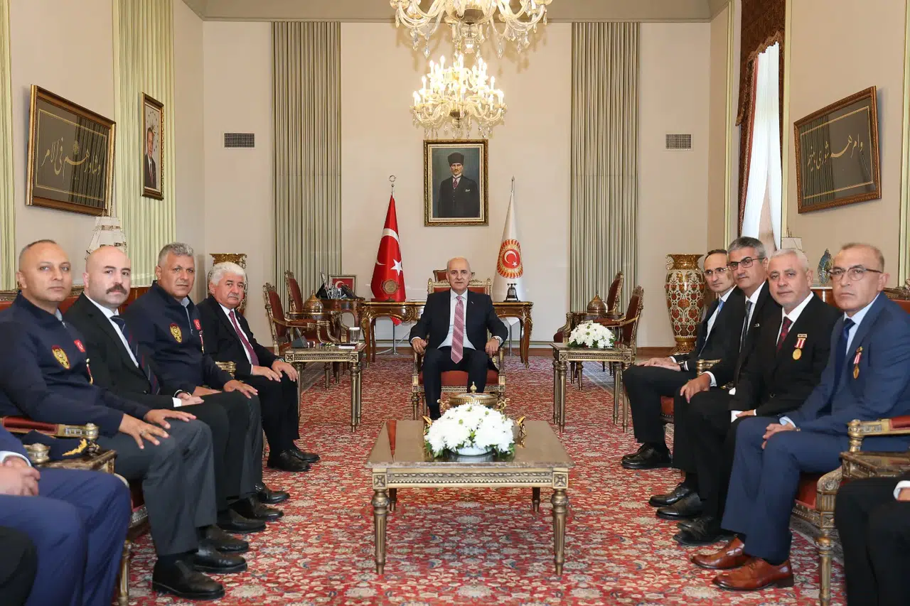 TBMM Başkanı Kurtulmuş, 15 Temmuz gazilerine “teşekkür beratı” takdim etti