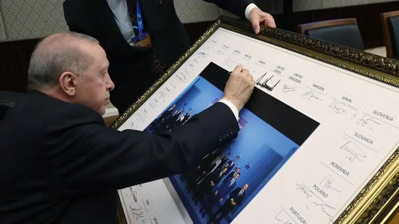 Cumhurbaşkanı Erdoğan, NATO Zirvesi’ndeki aile fotoğrafını imzaladı