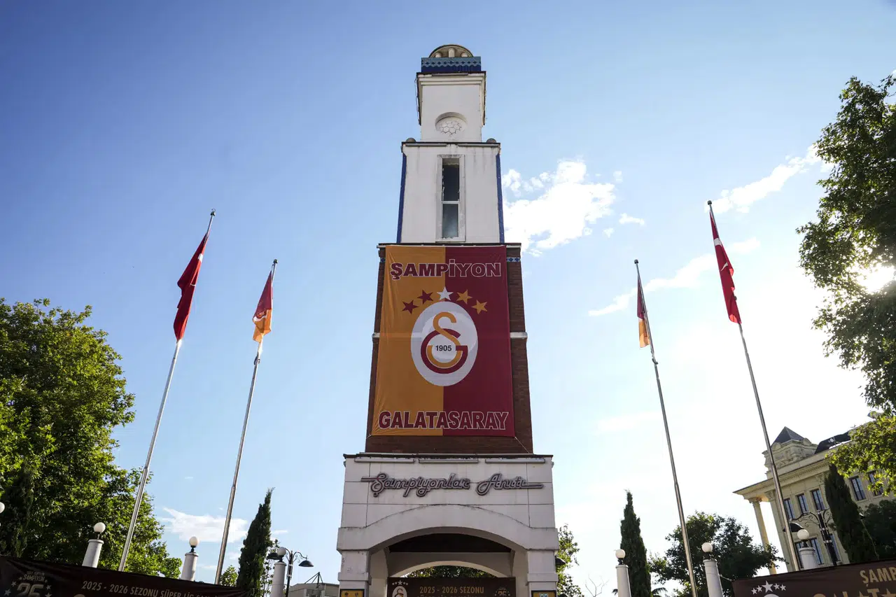 Galatasaray’ın 26’ncı şampiyonluk bayrağı Şampiyonlar Anıtı’na çekildi