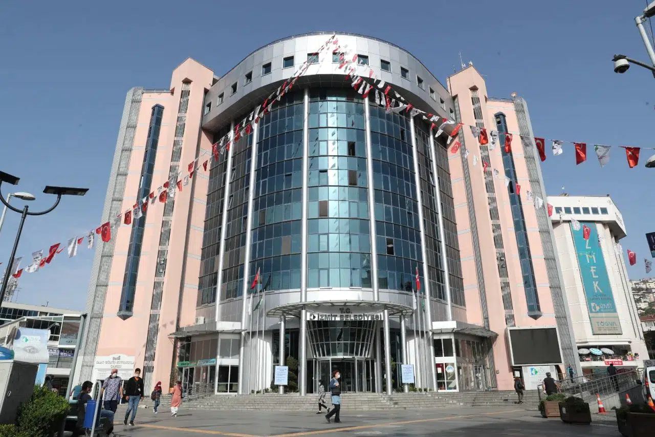 İzmit Belediyesine yönelik yolsuzluk soruşturmasında 30 şüpheli adliyeye sevk edildi