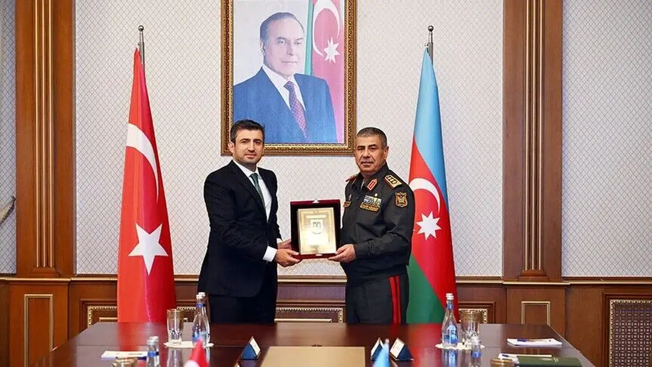 Azerbaycan Savunma Bakanı Hasanov, Baykar Yönetim Kurulu Başkanı Selçuk Bayraktar’ı kabul etti