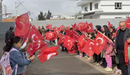 Şanlıurfa’da öğrencilerden anlamlı tepki: Okula bayrak ve çiçeklerle gittiler
