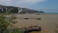 Zonguldak’ta derelerden taşınan çamurlu su deniz rengini değiştirdi