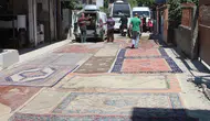 Asfaltlanmayan sokağa çözümü mahalleli buldu: Tozu önlemek için yola halı serdiler