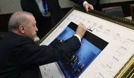 Cumhurbaşkanı Erdoğan, NATO Zirvesi’ndeki aile fotoğrafını imzaladı