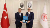 Bakan Işıkhan, Renault Group Türkiye CEO'su Jaillet'ye Turkuaz Kart takdim etti