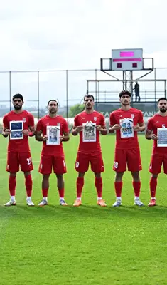İran Milli Takımı sahada savaşta hayatını kaybeden çocukları andı