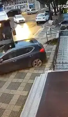 Ümraniye’de İETT otobüsü park halindeki araçlara çarptı