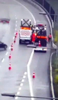 Otoyolda feci kaza: Karayolları ekibine çarptı