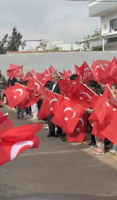 Şanlıurfa’da öğrencilerden anlamlı tepki: Okula bayrak ve çiçeklerle gittiler