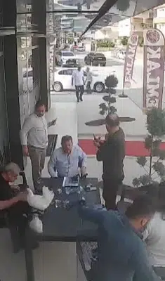 Beşinci kattan uçan tavuk çay masasına düştü