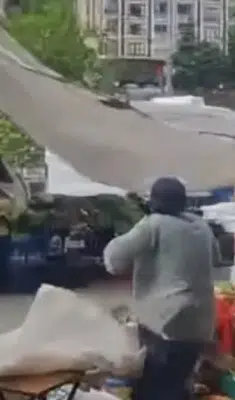 Artvin’de fırtına pazarı dağıttı: Tezgahlar devrildi