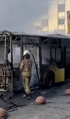 Ümraniye’de İETT otobüsünde yangın: Alevler aracı sardı
