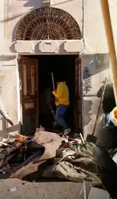 Kötü koku ve haşere ihbarıyla ortaya çıktı: Mersin’deki çöp evden tonlarca atık çıkarıldı