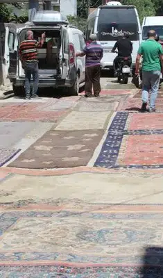 Asfaltlanmayan sokağa çözümü mahalleli buldu: Tozu önlemek için yola halı serdiler