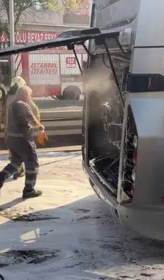 Avcılar’da metrobüs yangını: Motor bölümünde çıkan alevler kısa sürede söndürüldü