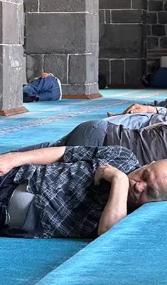 Diyarbakır’da 40 dereceyi gören sıcakta vatandaşlar serinlemek için camilere sığındı
