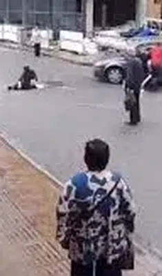 Direksiyon başında fenalaşan sürücü inşaata daldı: Yaya son anda kurtuldu