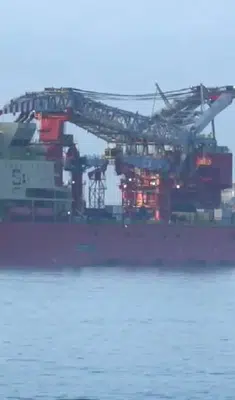 Dev boru döşeme gemisi JSD6000 İstanbul Boğazı’ndan geçti