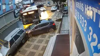 Ümraniye’de İETT otobüsü park halindeki araçlara çarptı