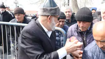 Elmacı Dede’den şehitler için anlamlı dağıtım