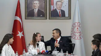 Milli Eğitim Bakanı Tekin, koltuğunu 5. sınıf öğrencisi Defne Bayraktaroğlu'na devretti