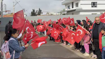 Şanlıurfa’da öğrencilerden anlamlı tepki: Okula bayrak ve çiçeklerle gittiler