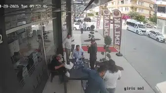 Beşinci kattan uçan tavuk çay masasına düştü