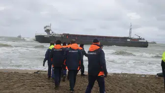Sakarya’da karaya oturan kuru yük gemisindeki 8 mürettebat kurtarıldı