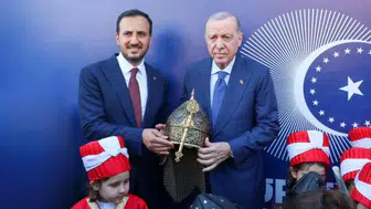 Cumhurbaşkanı Erdoğan’a Fatih Sultan Mehmed’den ilhamla hazırlanan özel miğfer hediye edildi