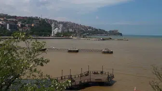Zonguldak’ta derelerden taşınan çamurlu su deniz rengini değiştirdi