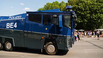 41 dereceyi gören Berlin’de polis, vatandaşları tazyikli suyla serinletti  