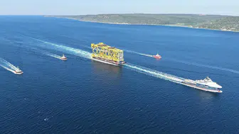 350 metrelik sondaj platformu iskelesi Çanakkale Boğazı’ndan geçti