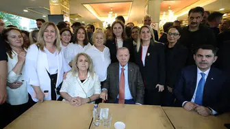 Cumhurbaşkanı Erdoğan, Edirne’de vatandaşlarla kafede buluştu