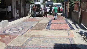 Asfaltlanmayan sokağa çözümü mahalleli buldu: Tozu önlemek için yola halı serdiler