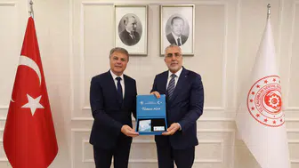 Bakan Işıkhan, Renault Group Türkiye CEO'su Jaillet'ye Turkuaz Kart takdim etti