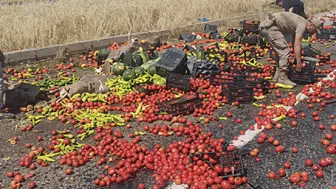 Diyarbakır’da kamyonetin tekeri patladı: Yola saçılan meyve ve sebzeleri jandarma topladı