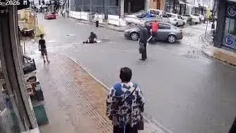 Direksiyon başında fenalaşan sürücü inşaata daldı: Yaya son anda kurtuldu