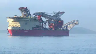 Dev boru döşeme gemisi JSD6000 İstanbul Boğazı’ndan geçti