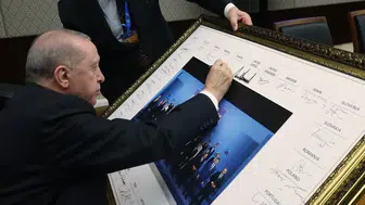 Cumhurbaşkanı Erdoğan, NATO Zirvesi’ndeki aile fotoğrafını imzaladı